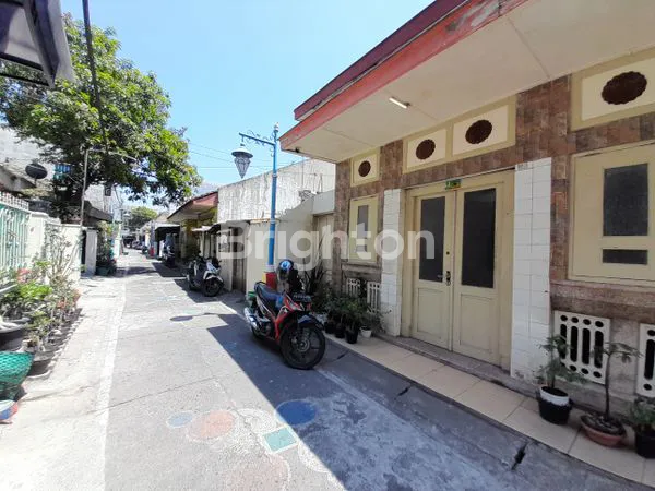 image SERENGAN SOLO, RUMAH UKURAN STANDAR DENGAN AKSES KE BERBAGAI TEMPAT DEKAT, LOKASI TIDAK JAUH DARI JALAN RAYA, COCOK UNTUK KOST-KOSTAN (2)