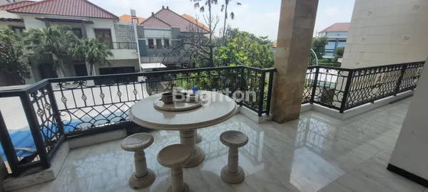 image MURAH RUMAH DI TAMAN HUNIAN SATELIT. BANGUNAN SANGAT LUAS SEKALI. STRATEGIS BEBAS BANJIR DEKAT JALAN RAYA BESAR TIDAK SEPI. AREA TENGAH KOTA SURABAYA (4)