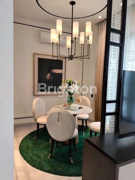 image WHITE HOUSE DIAN ISTANA WIYUNG SURABAYA BARAT MENGHADIRKAN RUMAH TINGGAL 2 LANTAI DENGAN DESIGN ARSITEKTUR AMERICAN MODERN YANG ELEGAN DAN FITUR UNIK ATTIC ROOM SERTA FASILITAS PRIVATE CLUB HOUSE  (2)