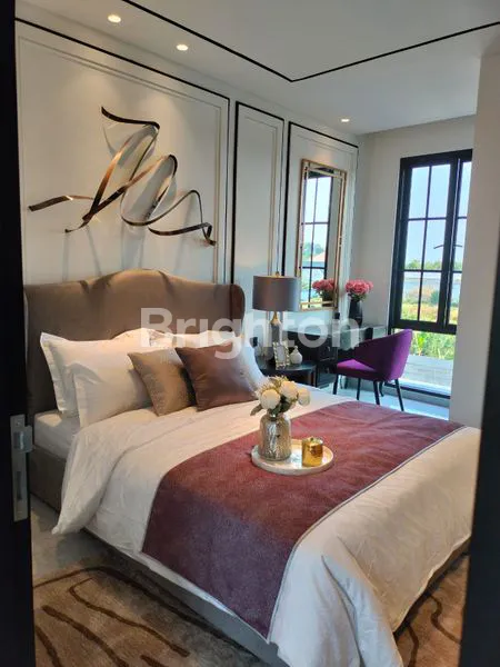 image WHITE HOUSE DIAN ISTANA WIYUNG SURABAYA BARAT MENGHADIRKAN RUMAH TINGGAL 2 LANTAI DENGAN DESIGN ARSITEKTUR AMERICAN MODERN YANG ELEGAN DAN FITUR UNIK ATTIC ROOM SERTA FASILITAS PRIVATE CLUB HOUSE  (8)