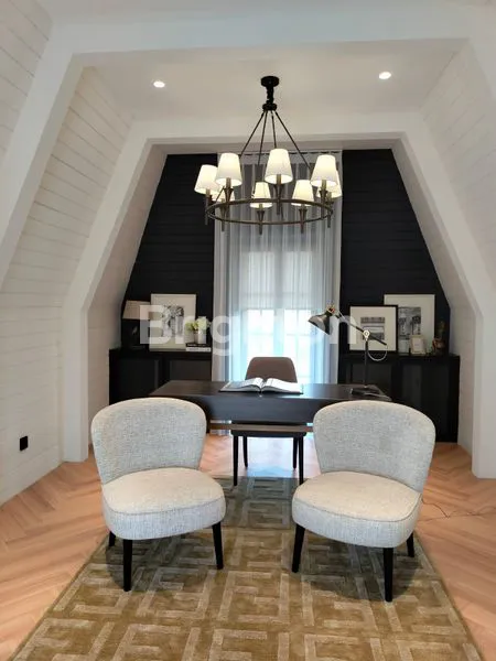 image WHITE HOUSE DIAN ISTANA WIYUNG SURABAYA BARAT MENGHADIRKAN RUMAH TINGGAL 2 LANTAI DENGAN DESIGN ARSITEKTUR AMERICAN MODERN YANG ELEGAN DAN FITUR UNIK ATTIC ROOM SERTA FASILITAS PRIVATE CLUB HOUSE  (5)