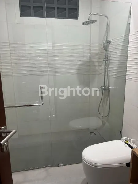 image RUMAH MODERN ONE GATE LANTAI 3 DENGAN 5 KAMAR TIDUR, SUDAH FASILITAS CANGGIH SMART HOME UA, LAMPU DOOR LOCK CCTV ( BISA KONTROL PAKE HP)LOKASI STRATEGIS DI SIDAKARYA DENPASAR SELATAN,DEKAT KE KAMPUS UNDIKNAS  (3)