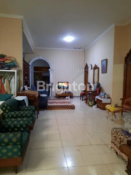 image RUMAH BESAR 2 LANTAI, ADA TAMAN DEPAN DAN BELAKANG,  SIAP HUNI, AKSES MOBIL PAPASAN LANCAR ( 5 M ) ,  SANGAT COCOK UNTUK HOMESTAY, LOKASI STRATEGIS ,  1,1 KM KE BANDARA ADISUCIPTO, 5,1 KM KE AMBARUKMO PLAZA, 1,2 KM KE CITRA SUN GARDEN. HARGA NEGO (6)