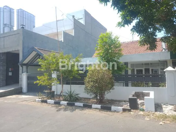 image RUMAH BERSIH DAN NYAMAN DI JL JEMUR ANDAYANI SURABAYA (2)