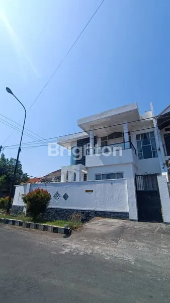 image RUMAH MEWAH AREA DHARMAHUSADA DEKAT RAYA MERR, GALAXY MALL, UNAIR KAMPUS C, STRATEGIS DEKAT JALAN KEMBAR & GATE SECURITY, HOOK TIMUR UTARA FULL FURNISHED (2)