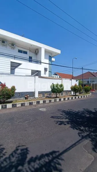 image RUMAH MEWAH AREA DHARMAHUSADA DEKAT RAYA MERR, GALAXY MALL, UNAIR KAMPUS C, STRATEGIS DEKAT JALAN KEMBAR & GATE SECURITY, HOOK TIMUR UTARA FULL FURNISHED (3)