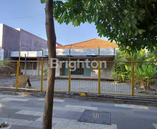 RUMAH LEBAR DI JALAN MUSTOPO DENGAN HALAMAN YANG LUAS