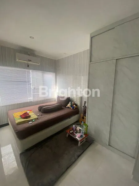 RUMAH CANTIK CLUSTER MINIMALIS MODERN, FULL FURNISH, 2 LANTAI 2 KAMAR TIDUR, LOKASI STRATEGIS DI KESIMAN GATSU TIMUR, DEKAT MALL LIVING WORLD