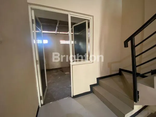 image RUKO 3 LANTAI, NOL JALAN, DEKAT KE UNESA, SUPERMALL, LOKASI STRATEGIS, KAWASAN RAMAI DAN PADAT, DAERAH WIYUNG (2)