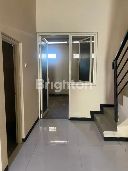 image RUKO 3 LANTAI, NOL JALAN, DEKAT KE UNESA, SUPERMALL, LOKASI STRATEGIS, KAWASAN RAMAI DAN PADAT, DAERAH WIYUNG (3)