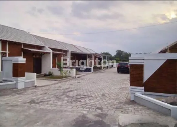 image BURUAN DIBELI !!! RUMAH MURAH KLASIK,  HANYA 5 UNIT, HARGA MULAI 263.000.000, BISA CUSTOM,  LEGALITAS SHM+IMB. LEBAR JALAN 6,5 M, LOKASI KEMUDO TIMUR CANDI PRAMBANAN, 3 MENIT DARI JL.SOLO -YOGYA, 8 MENIT DARI RS PKU. (2)