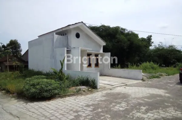 image RUMAH BERKUALITAS MINIMALIS MODERN DENGAN HARGA TERJANGKAU, HANYA 9 UNIT, LOKASI RANDUSARI- MANISRENGGO, LOKASI STRATEGIS 10 MENIT DARI CANDI PRAMBANAN, 10 MENIT JALAN JOGJA -SOLO, 10 MENIT DARI STASIUN PRAMBANAN. (5)