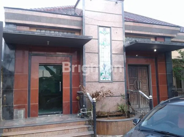 image RUMAH DI JUAL. RUMAH BESAR DAN BAGUS DI PERUMAHAN GERIYA INDAH. LANTAI GRANIT. BONUS LEMARI YANG LENGKET DENGAN BANGUNAN. BONUS ADA RUMAH WALETNYA. SUDAH ADA HASIL TIAP BULAN SEKITAR 0,8 KG. (1)