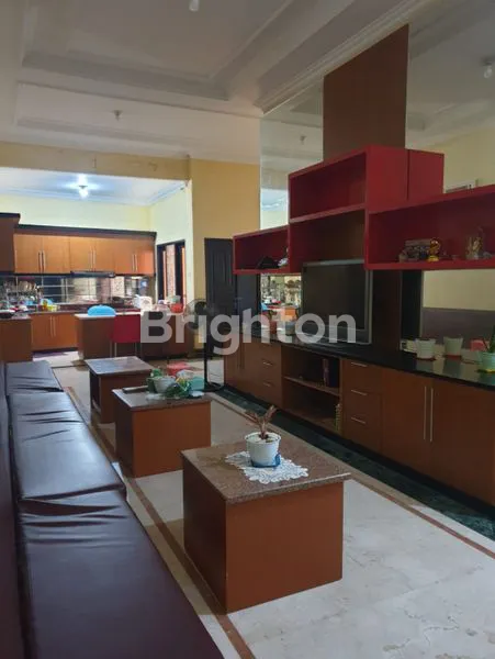 image RUMAH DI JUAL. RUMAH BESAR DAN BAGUS DI PERUMAHAN GERIYA INDAH. LANTAI GRANIT. BONUS LEMARI YANG LENGKET DENGAN BANGUNAN. BONUS ADA RUMAH WALETNYA. SUDAH ADA HASIL TIAP BULAN SEKITAR 0,8 KG. (4)