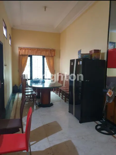 image RUMAH DI JUAL. RUMAH BESAR DAN BAGUS DI PERUMAHAN GERIYA INDAH. LANTAI GRANIT. BONUS LEMARI YANG LENGKET DENGAN BANGUNAN. BONUS ADA RUMAH WALETNYA. SUDAH ADA HASIL TIAP BULAN SEKITAR 0,8 KG. (5)