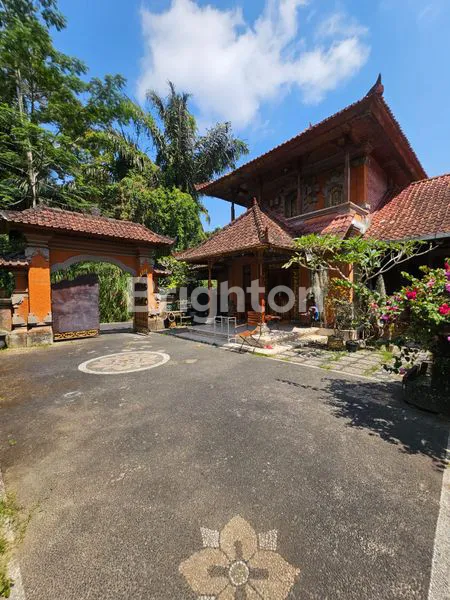 TURUN HARGA.. ! RUMAH CANTIK 2 LANTAI 4 KAMAR DESAIN TRADISIONAL, STYLE BALI ORIGINAL, LUAS TANAH 8 ARE DI PINGGIR JALAN UTAMA BANGLI