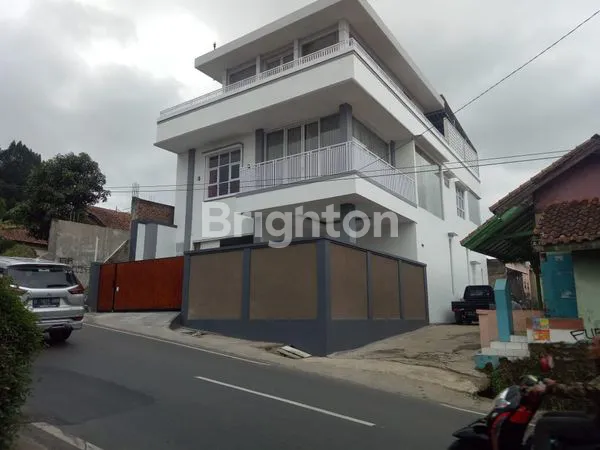 image RUMAH MEWAH BARU SIAP HUNI (3 LANTAI) (1)