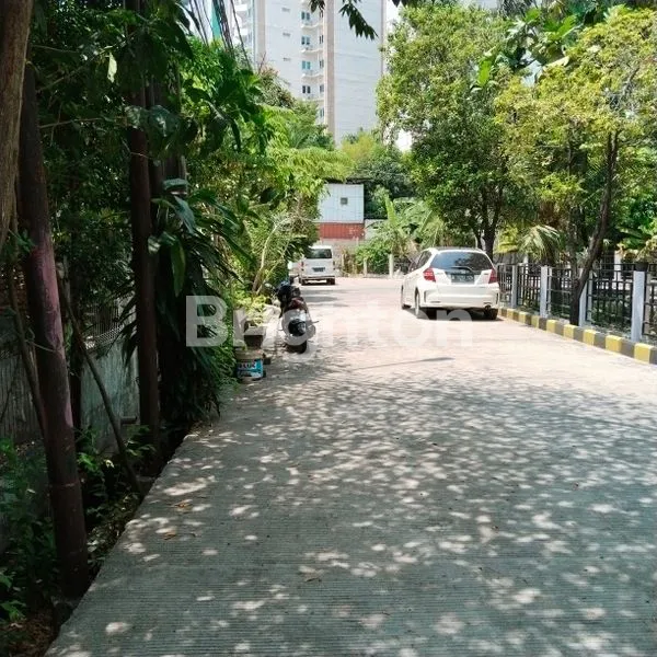 image RUMAH TUA KELAPA GADING, HITUNG TANAH, LEBAR 8M, HADAP TAMAN, ROW 2 MOBIL (2)