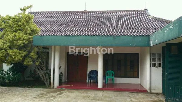 image RUMAH DENGAN HALAMAN LUAS DAN ASRI (1)