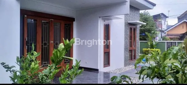 image RUMAH BERSIH TERAWAT DI POROS JALAN RAYA MALANG (1)