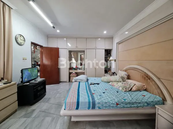 image RUMAH INTERCON KEBON JERUK TERAWAT DAN SIAP HUNI (8)