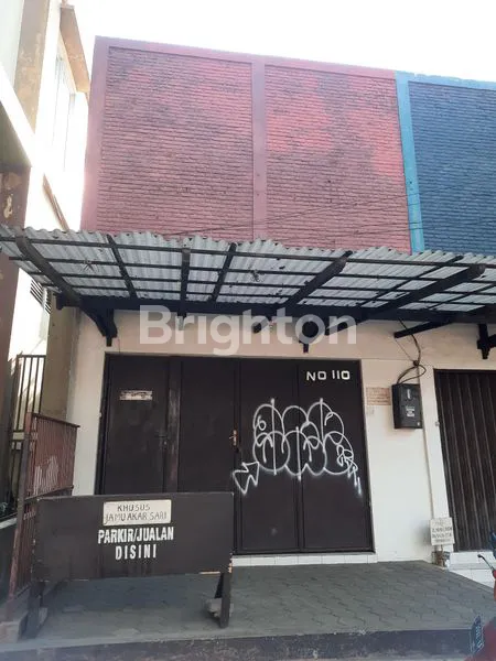 TEMPAT USAHA YANG TERLETAK MAIN ROAD JALUR PARIWISATA KOTA BANDUNG DENGAN AREA  PARKIR  YANG LUAS