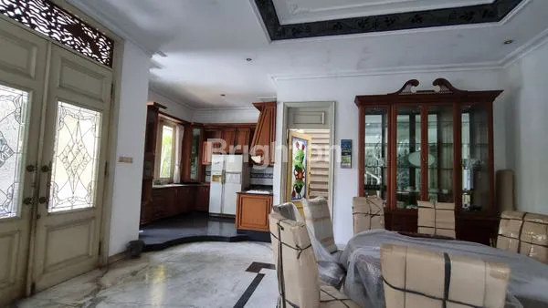 image RUMAH KEMANGGISAN ILIR JAKARTA BARAT MEGAH BANGUNAN 2 LANTAI SEMI FURNISH (2)