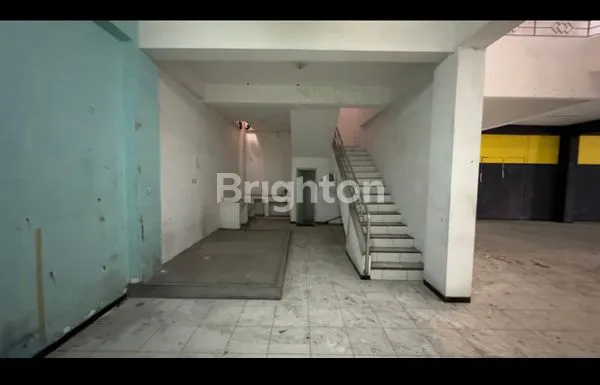 image RUKO BESAR!! SIAP PAKAI! LOKASI PALING JUARA! ROW JALAN 5 MOBIL PAPASAN! JALANAN SELALU RAMAI DAN PADAT!! LEBAR DEPAN 14 METER ISTIMEWAHHHH!!! (3)