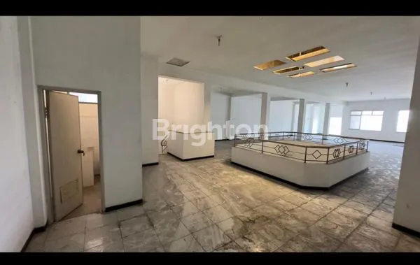 image RUKO BESAR!! SIAP PAKAI! LOKASI PALING JUARA! ROW JALAN 5 MOBIL PAPASAN! JALANAN SELALU RAMAI DAN PADAT!! LEBAR DEPAN 14 METER ISTIMEWAHHHH!!! (5)