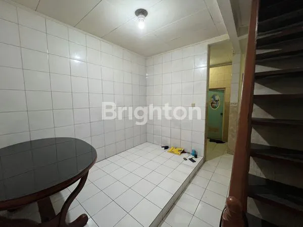 image RUMAH TINGGAL DUA LANTAI DI KAWASAN PETAMBURAN JAKARTA PUSAT (7)