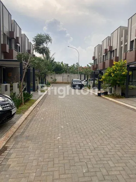 image RUMAH MODERN MINIMALIS 2 1/2 LANTAI (4)