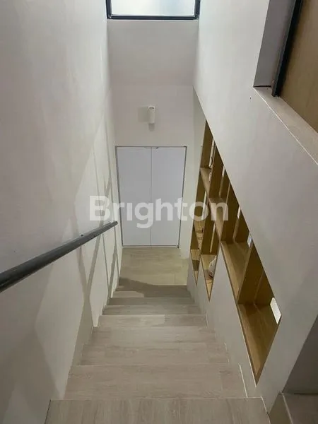 image RUMAH MODERN MINIMALIS 2 1/2 LANTAI (6)