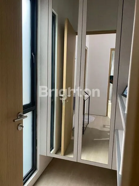 image RUMAH MODERN MINIMALIS 2 1/2 LANTAI (7)