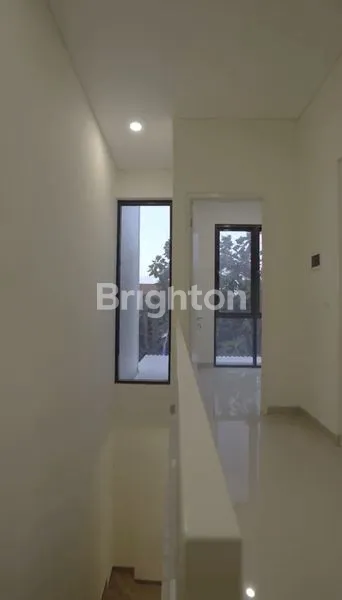image TURUN!!! BURUANN!!! BONUS FURNISHED, FREE BPHTB, FREE NOTARIS (HANYA 1 UNIT) RUMAH 2  BARU GRESS, SIAP HUNI, STRATEGIS DEKAT  MERR OERR BANDARA JUANDA RS ROYAL RS GOTONG ROYONG  UPN VETERAN (5)