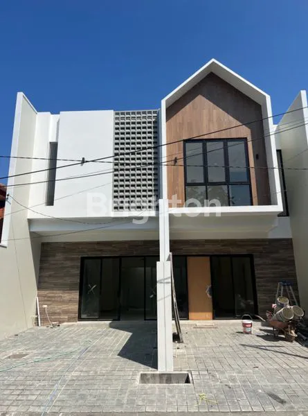 image TURUN!!! BURUANN!!! BONUS FURNISHED, FREE BPHTB, FREE NOTARIS (HANYA 1 UNIT) RUMAH 2  BARU GRESS, SIAP HUNI, STRATEGIS DEKAT  MERR OERR BANDARA JUANDA RS ROYAL RS GOTONG ROYONG  UPN VETERAN (1)