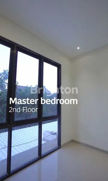 image TURUN!!! BURUANN!!! BONUS FURNISHED, FREE BPHTB, FREE NOTARIS (HANYA 1 UNIT) RUMAH 2  BARU GRESS, SIAP HUNI, STRATEGIS DEKAT  MERR OERR BANDARA JUANDA RS ROYAL RS GOTONG ROYONG  UPN VETERAN (4)