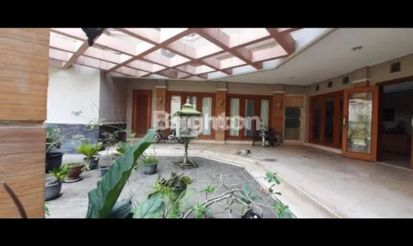 image RUMAH MINIMALIS EROPA!! LOKASI ELITE DAN PREMIUM!! ROW JALAN 6 MOBIL PAPASAN! JALAN UTAMA, TIDAK BANJIR!! SUPER ISTIMEWA!! (5)