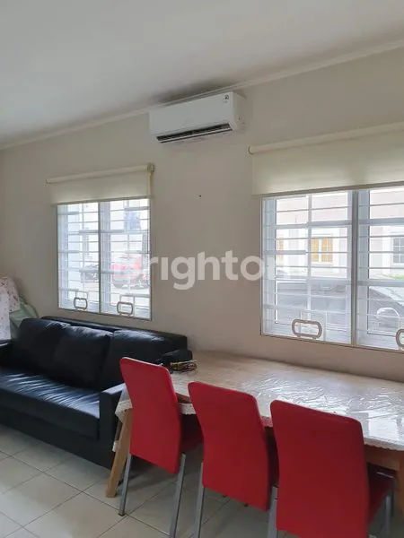 image RUMAH 3 LANTAI FULLY FURNISHED DENGAN KOLAM RENANG DI DEPAN RUMAH (6)