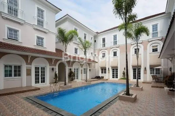 image RUMAH 3 LANTAI FULLY FURNISHED DENGAN KOLAM RENANG DI DEPAN RUMAH (3)