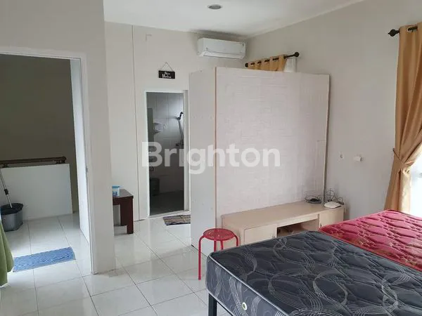 image RUMAH 3 LANTAI FULLY FURNISHED DENGAN KOLAM RENANG DI DEPAN RUMAH (1)