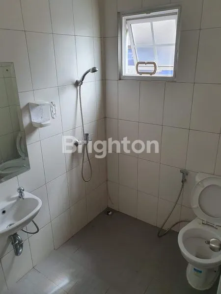 image RUMAH 3 LANTAI FULLY FURNISHED DENGAN KOLAM RENANG DI DEPAN RUMAH (7)