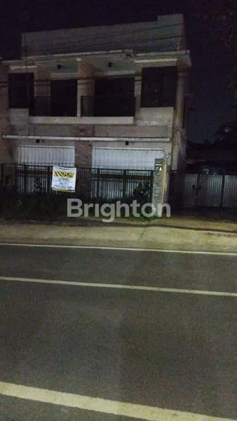 BANGUNAN LUAS TENGAH KOTA