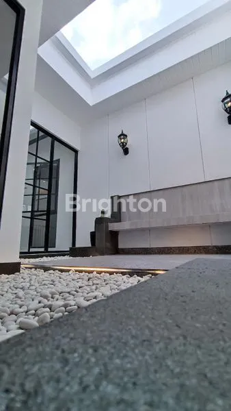 image MODERN COLONIAL HOUSE DI AREA KERTAJAYA, SELANGKAH KE DHARMAHUSADA, MANYAR, KLAMPIS, MERR, NGAGEL, GALAXY MALL, ITS COCOK UNTUK MILENIAL (7)