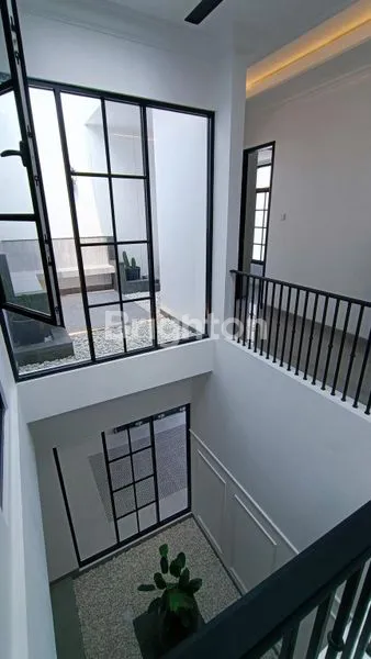 image MODERN COLONIAL HOUSE DI AREA KERTAJAYA, SELANGKAH KE DHARMAHUSADA, MANYAR, KLAMPIS, MERR, NGAGEL, GALAXY MALL, ITS COCOK UNTUK MILENIAL (8)