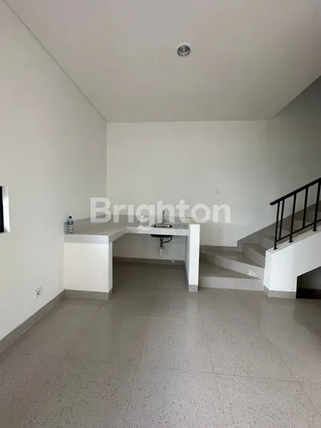 image RUMAH BARU DENGAN HALAMAN BELAKANG LUAS DAN FASILITAS CLUB HOUSE TERBAIK (2)