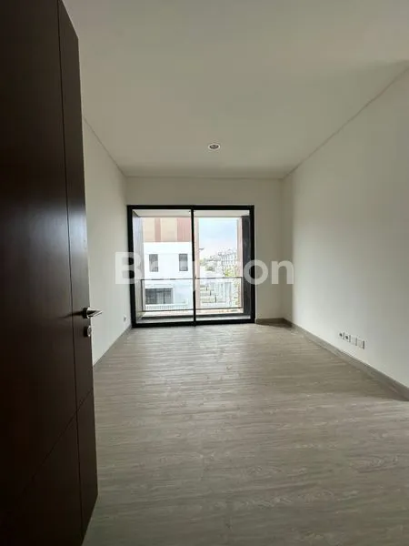 image RUMAH BARU DENGAN HALAMAN BELAKANG LUAS DAN FASILITAS CLUB HOUSE TERBAIK (4)