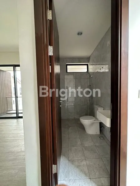 image RUMAH BARU DENGAN HALAMAN BELAKANG LUAS DAN FASILITAS CLUB HOUSE TERBAIK (5)