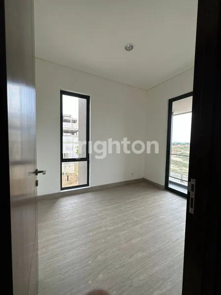 image RUMAH BARU DENGAN HALAMAN BELAKANG LUAS DAN FASILITAS CLUB HOUSE TERBAIK (7)