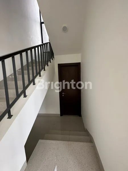 image RUMAH BARU DENGAN HALAMAN BELAKANG LUAS DAN FASILITAS CLUB HOUSE TERBAIK (6)