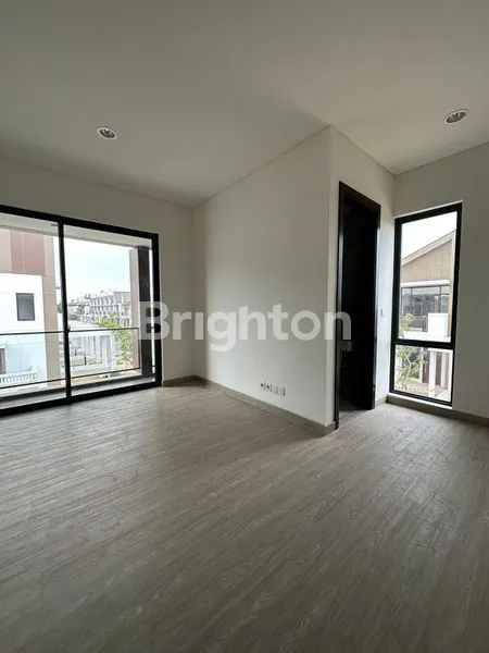 image RUMAH BARU DENGAN HALAMAN BELAKANG LUAS DAN FASILITAS CLUB HOUSE TERBAIK (8)